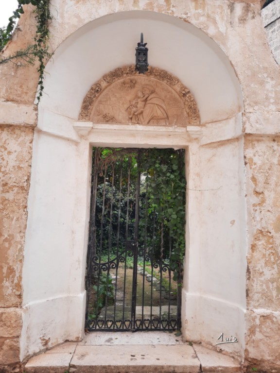 Porche grillagé par August Luis