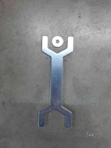 Clef à fourche par August Luis